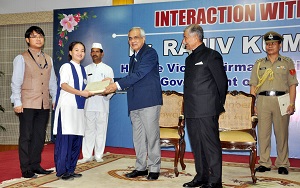 The Governor of Arunachal Pradesh Brig. (Dr.) B.D. Mishra (Retd.)  felicitates certificate to the student   during Niti Aayog interaction programme in Darbar Hall at Raj Bhavan, Itanagar on 23rd October 2017.        